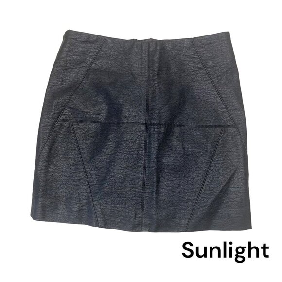 H&M Divided Faux Leather A line  Mini Skirt Women SZ 2 -Line -Zipper Closure - Picture 1 of 9
